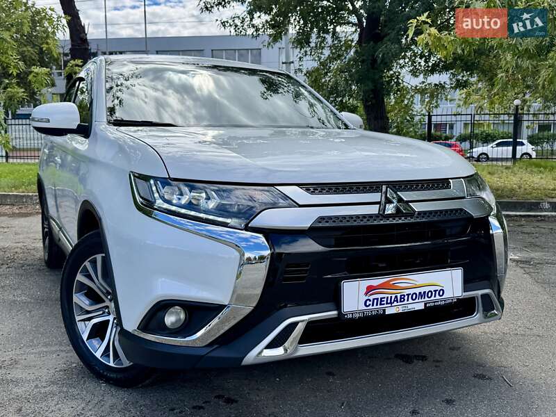 Внедорожник / Кроссовер Mitsubishi Outlander 2017 в Киеве