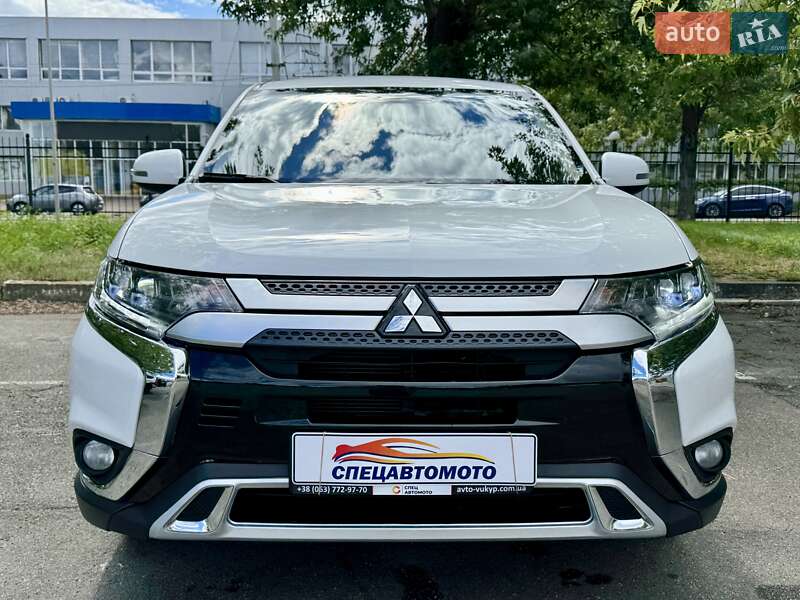Внедорожник / Кроссовер Mitsubishi Outlander 2017 в Киеве