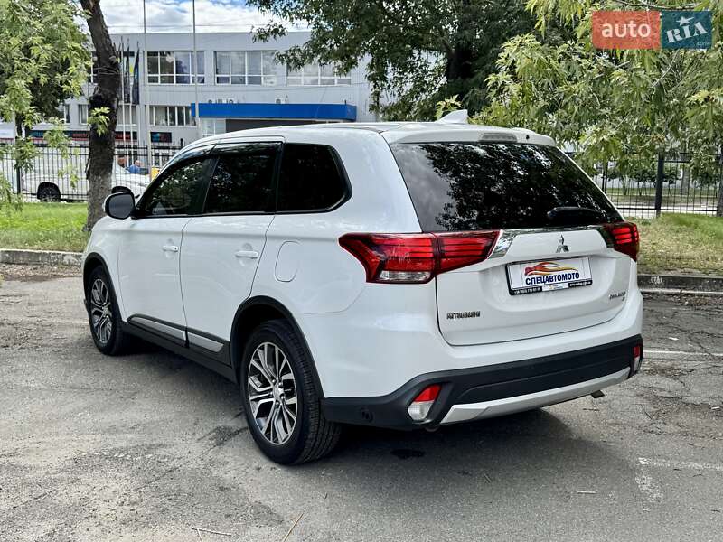 Внедорожник / Кроссовер Mitsubishi Outlander 2017 в Киеве