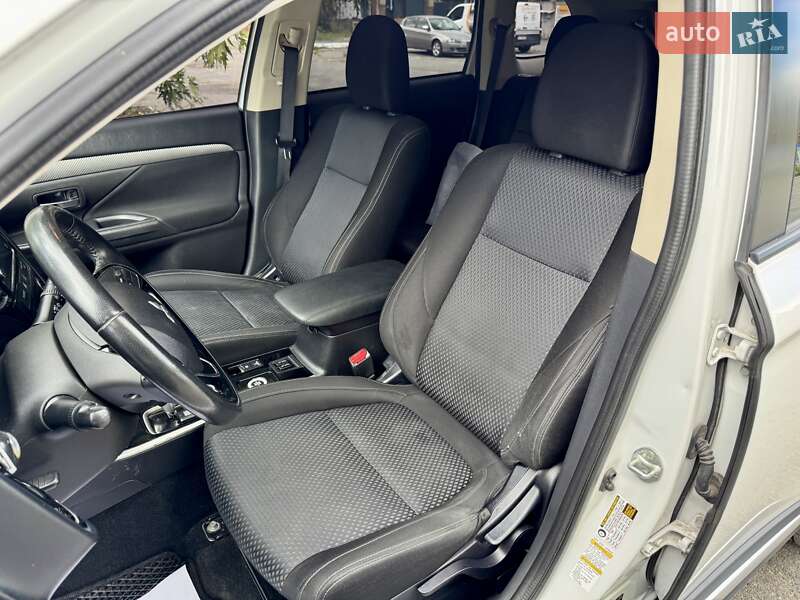 Внедорожник / Кроссовер Mitsubishi Outlander 2017 в Киеве