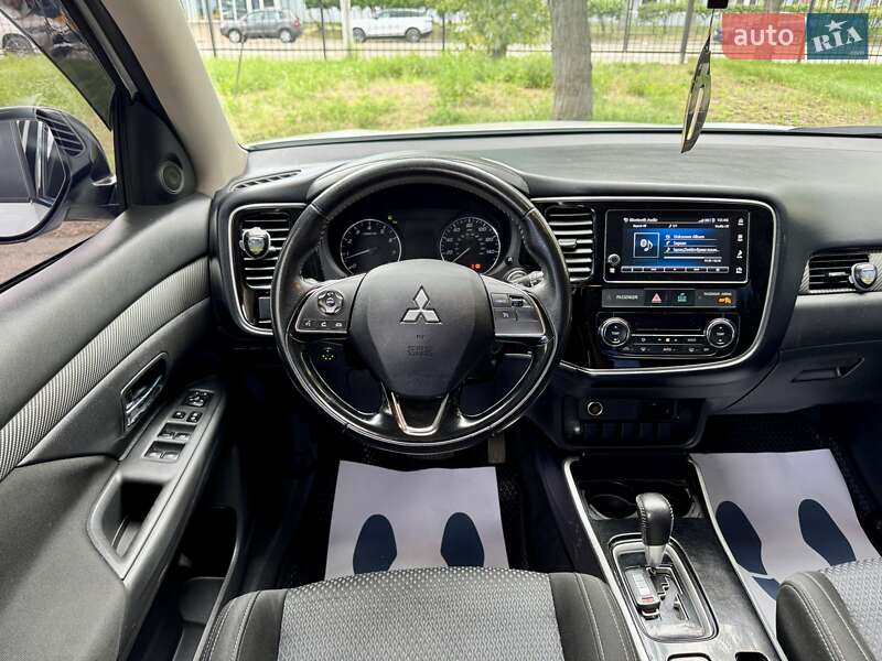 Внедорожник / Кроссовер Mitsubishi Outlander 2017 в Киеве