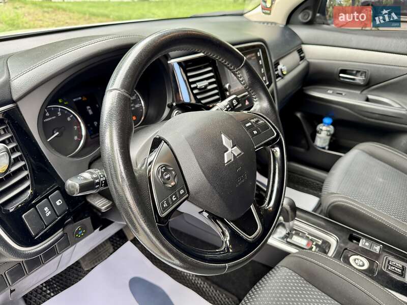 Внедорожник / Кроссовер Mitsubishi Outlander 2017 в Киеве