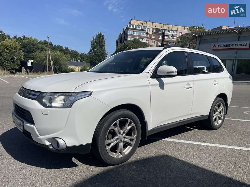 Внедорожник / Кроссовер Mitsubishi Outlander 2014 в 