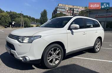 Внедорожник / Кроссовер Mitsubishi Outlander 2014 в 