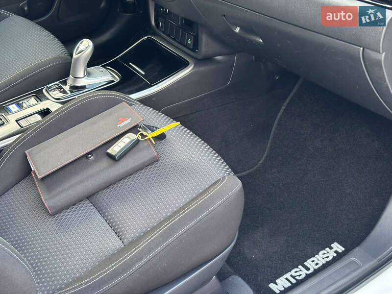 Внедорожник / Кроссовер Mitsubishi Outlander 2020 в Ровно