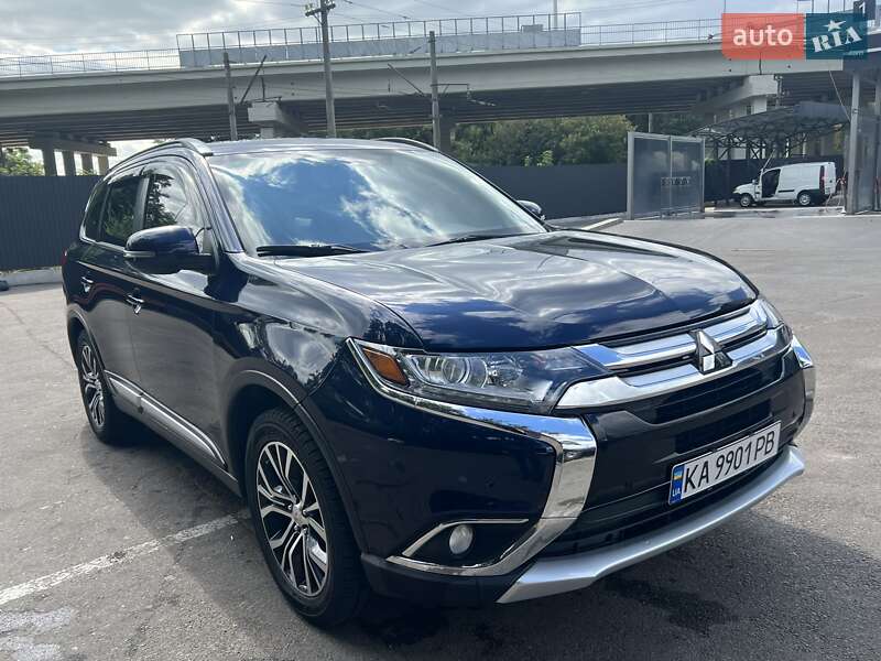 Внедорожник / Кроссовер Mitsubishi Outlander 2016 в 