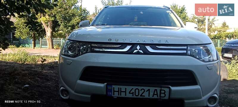 Внедорожник / Кроссовер Mitsubishi Outlander 2012 в 