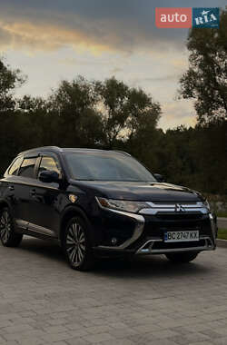 Позашляховик / Кросовер Mitsubishi Outlander 2018 в Новояворівську