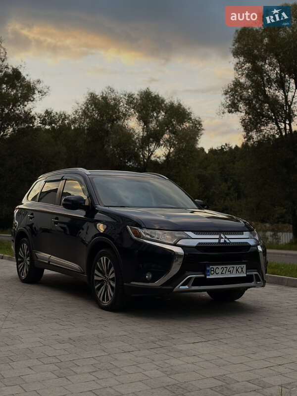Внедорожник / Кроссовер Mitsubishi Outlander 2018 в 
