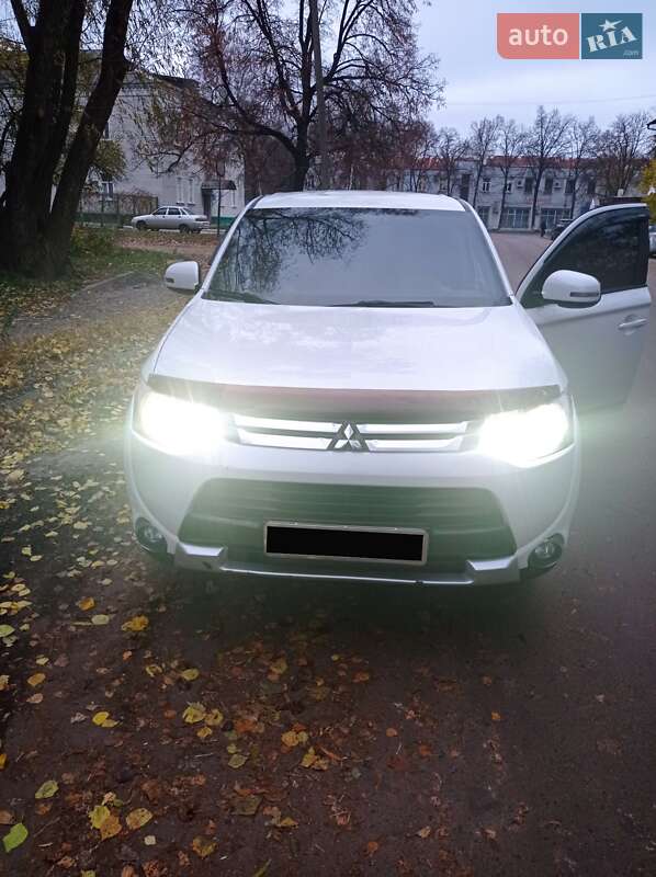 Внедорожник / Кроссовер Mitsubishi Outlander 2014 в 