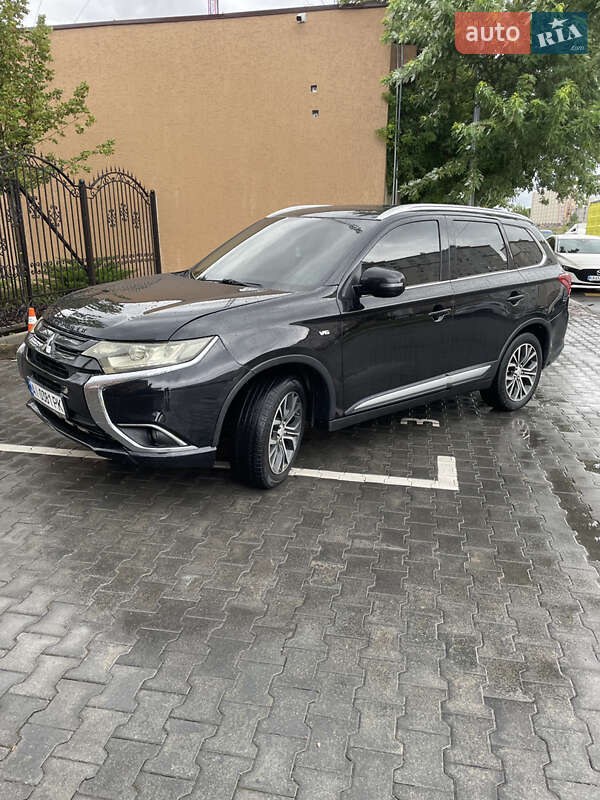 Внедорожник / Кроссовер Mitsubishi Outlander 2015 в Софиевской Борщаговке