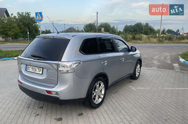 Внедорожник / Кроссовер Mitsubishi Outlander 2014 в 