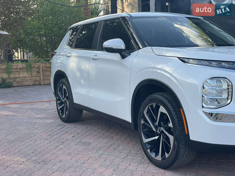 Внедорожник / Кроссовер Mitsubishi Outlander 2022 в Запорожье