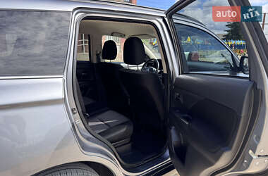 Внедорожник / Кроссовер Mitsubishi Outlander 2013 в 
