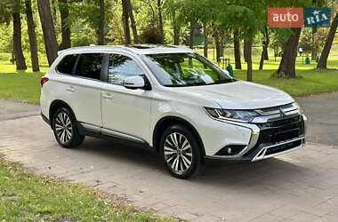 Позашляховик / Кросовер Mitsubishi Outlander 2021 в Києві