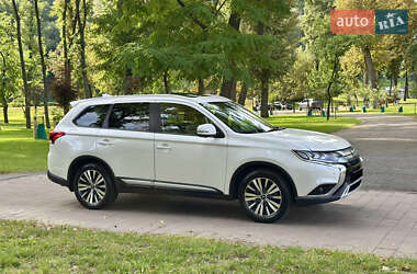 Внедорожник / Кроссовер Mitsubishi Outlander 2021 в 