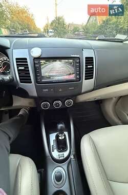 Внедорожник / Кроссовер Mitsubishi Outlander 2011 в 