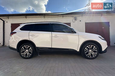 Внедорожник / Кроссовер Mitsubishi Outlander 2017 в 