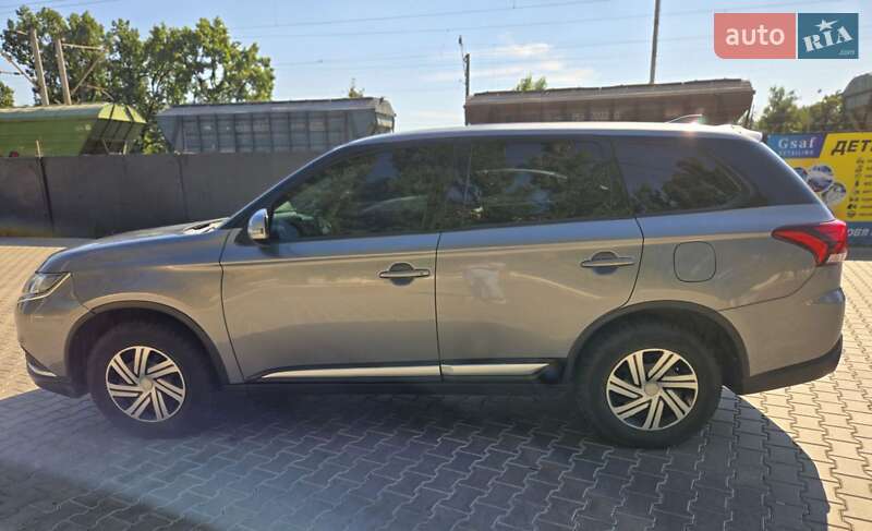 Внедорожник / Кроссовер Mitsubishi Outlander 2019 в 
