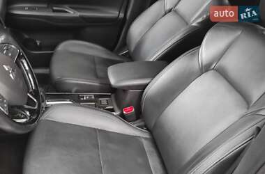 Внедорожник / Кроссовер Mitsubishi Outlander 2020 в 