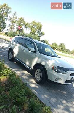 Внедорожник / Кроссовер Mitsubishi Outlander 2012 в 