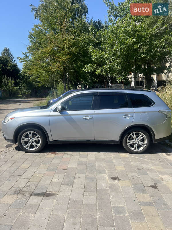 Позашляховик / Кросовер Mitsubishi Outlander 2015 в Львові