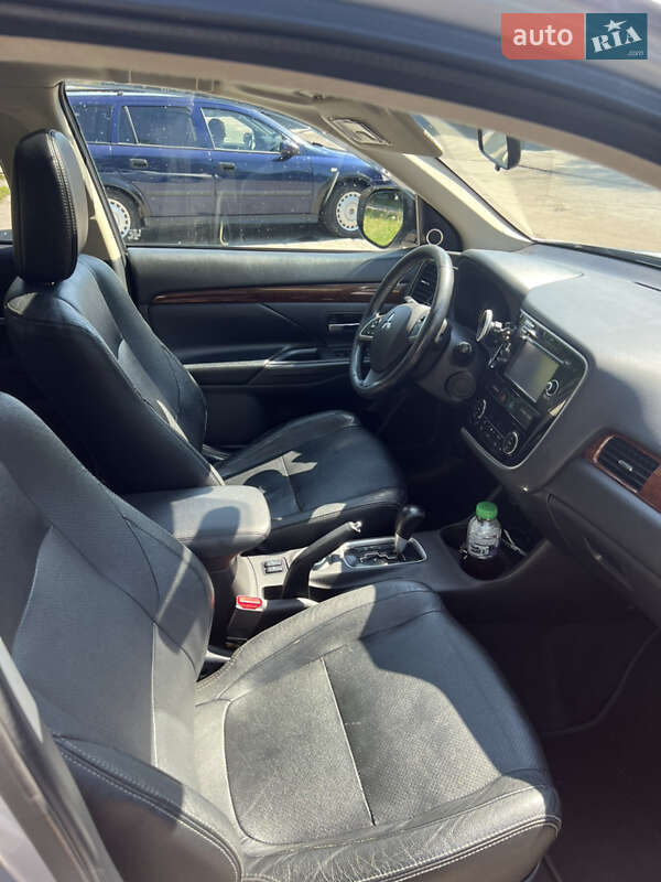 Позашляховик / Кросовер Mitsubishi Outlander 2015 в Львові