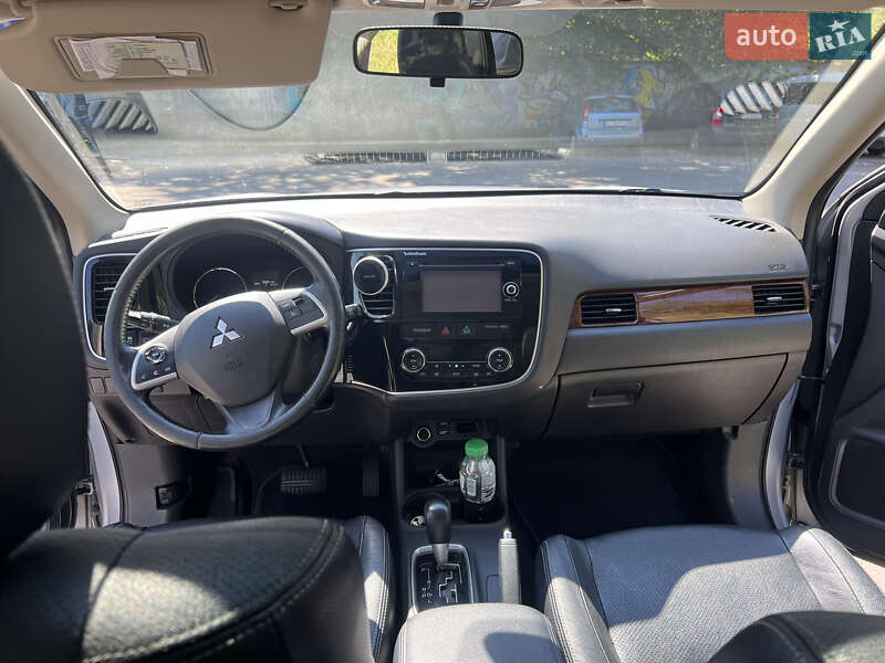 Позашляховик / Кросовер Mitsubishi Outlander 2015 в Львові
