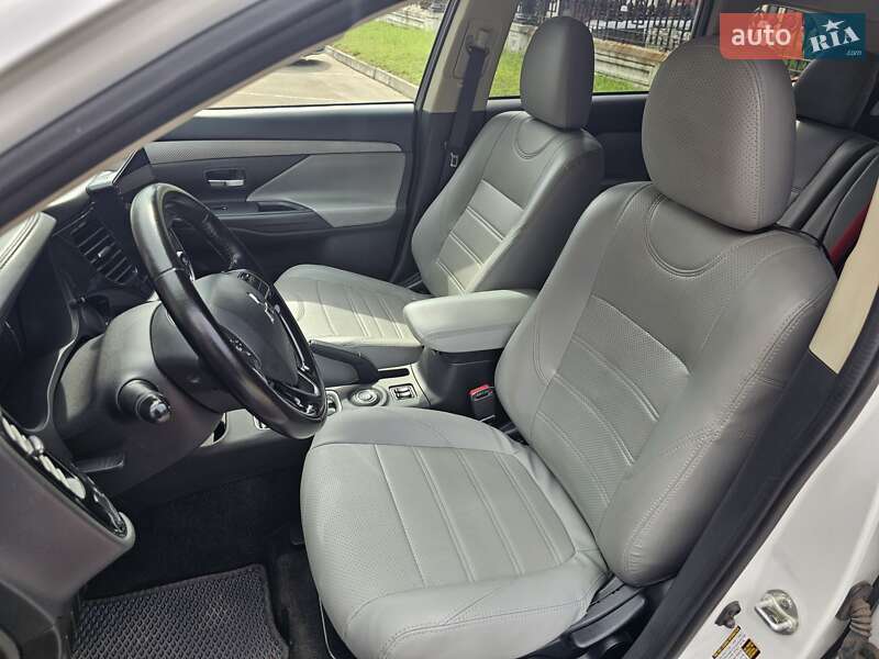 Внедорожник / Кроссовер Mitsubishi Outlander 2015 в Сумах