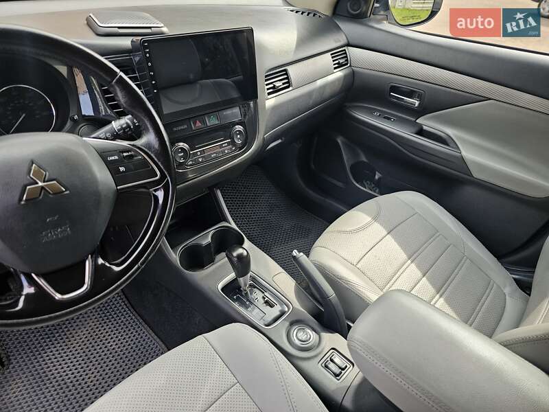 Внедорожник / Кроссовер Mitsubishi Outlander 2015 в Сумах