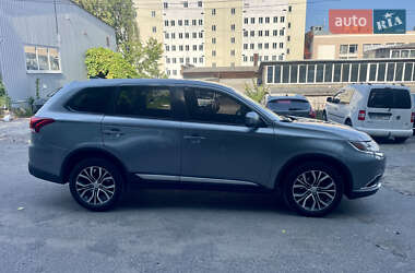 Внедорожник / Кроссовер Mitsubishi Outlander 2016 в 