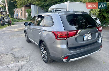 Внедорожник / Кроссовер Mitsubishi Outlander 2016 в 
