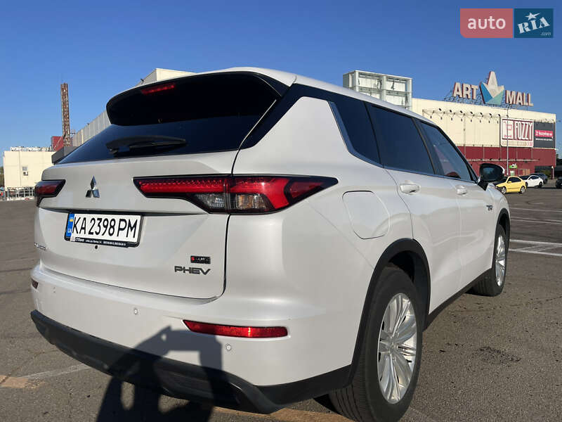 Внедорожник / Кроссовер Mitsubishi Outlander 2023 в Киеве