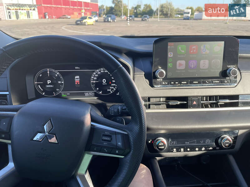 Внедорожник / Кроссовер Mitsubishi Outlander 2023 в Киеве