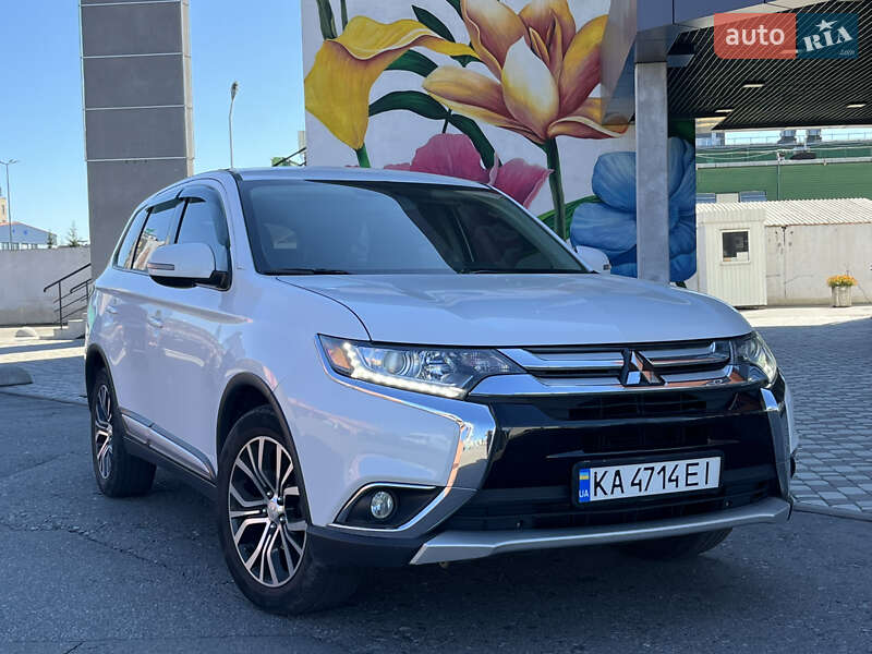 Внедорожник / Кроссовер Mitsubishi Outlander 2017 в 