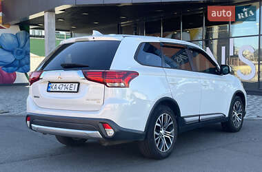 Внедорожник / Кроссовер Mitsubishi Outlander 2017 в 