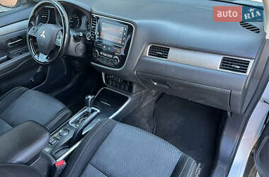 Внедорожник / Кроссовер Mitsubishi Outlander 2017 в 