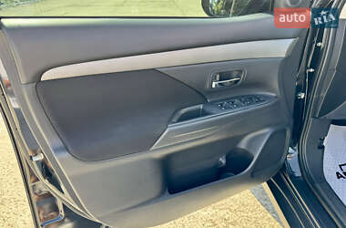 Внедорожник / Кроссовер Mitsubishi Outlander 2016 в 