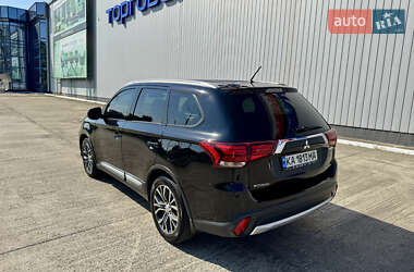 Внедорожник / Кроссовер Mitsubishi Outlander 2016 в 