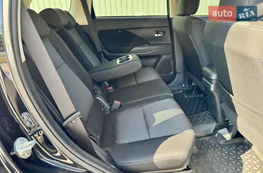 Внедорожник / Кроссовер Mitsubishi Outlander 2016 в 