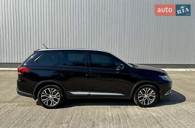 Внедорожник / Кроссовер Mitsubishi Outlander 2016 в 