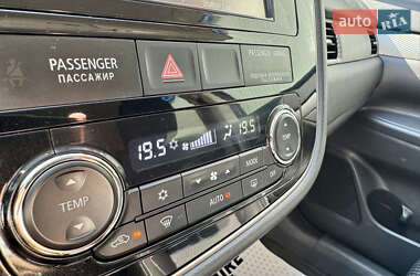 Внедорожник / Кроссовер Mitsubishi Outlander 2016 в 