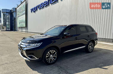 Внедорожник / Кроссовер Mitsubishi Outlander 2016 в 