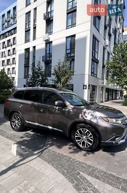 Позашляховик / Кросовер Mitsubishi Outlander 2015 в Києві