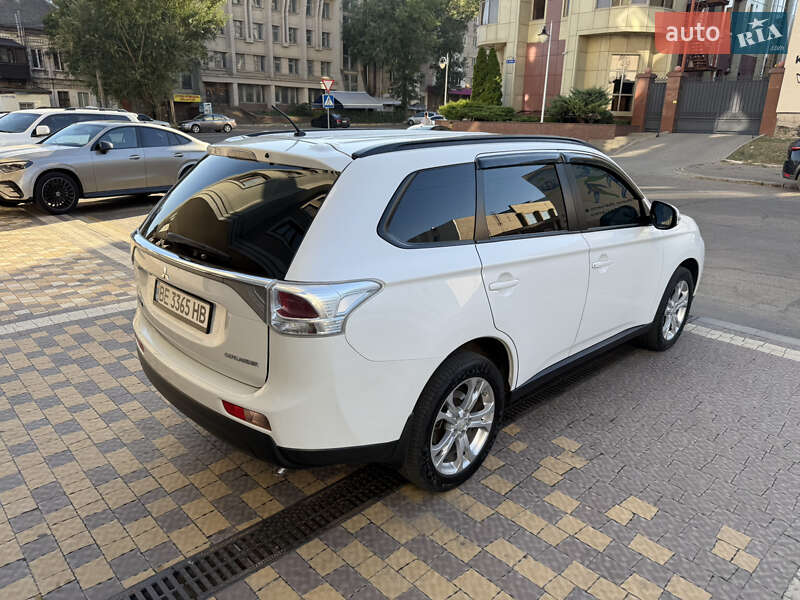 Внедорожник / Кроссовер Mitsubishi Outlander 2013 в Николаеве