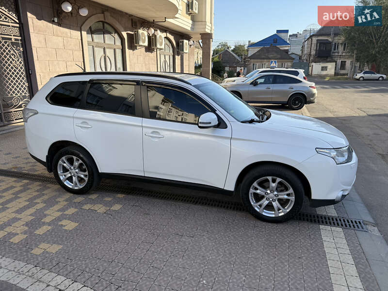 Внедорожник / Кроссовер Mitsubishi Outlander 2013 в Николаеве