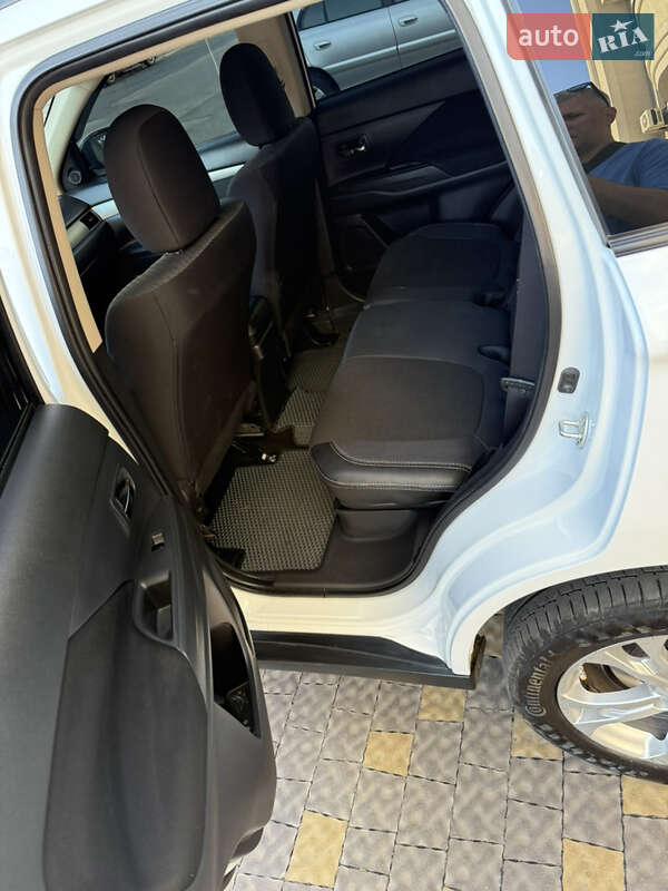 Внедорожник / Кроссовер Mitsubishi Outlander 2013 в Николаеве