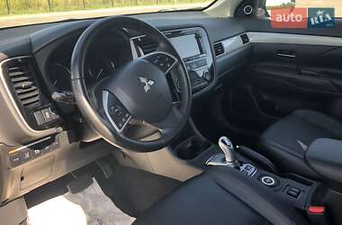 Внедорожник / Кроссовер Mitsubishi Outlander 2015 в 