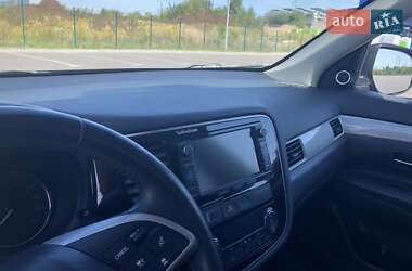 Внедорожник / Кроссовер Mitsubishi Outlander 2015 в 