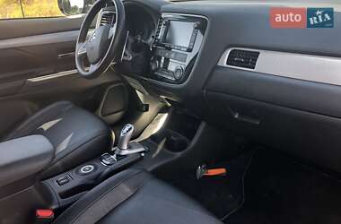 Внедорожник / Кроссовер Mitsubishi Outlander 2015 в 